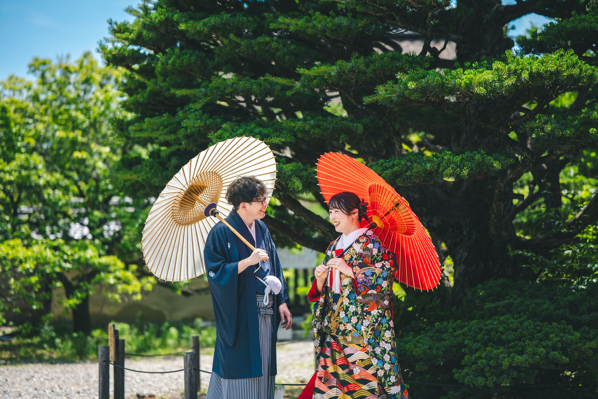 和傘をもった新郎新婦|梅宮大社前撮りイメージ