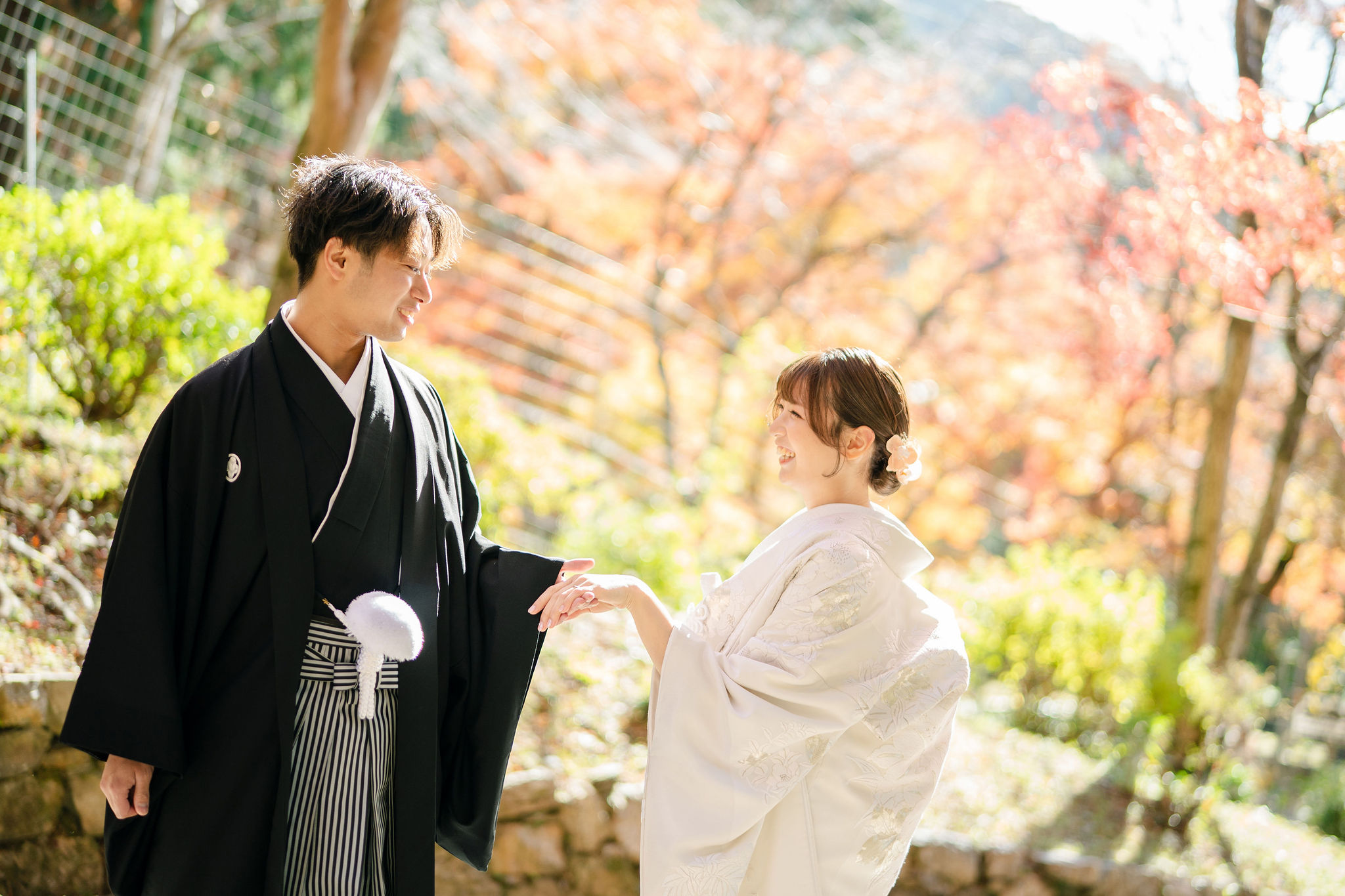 秋の毘沙門堂、紅葉前撮り「手を取り合って」