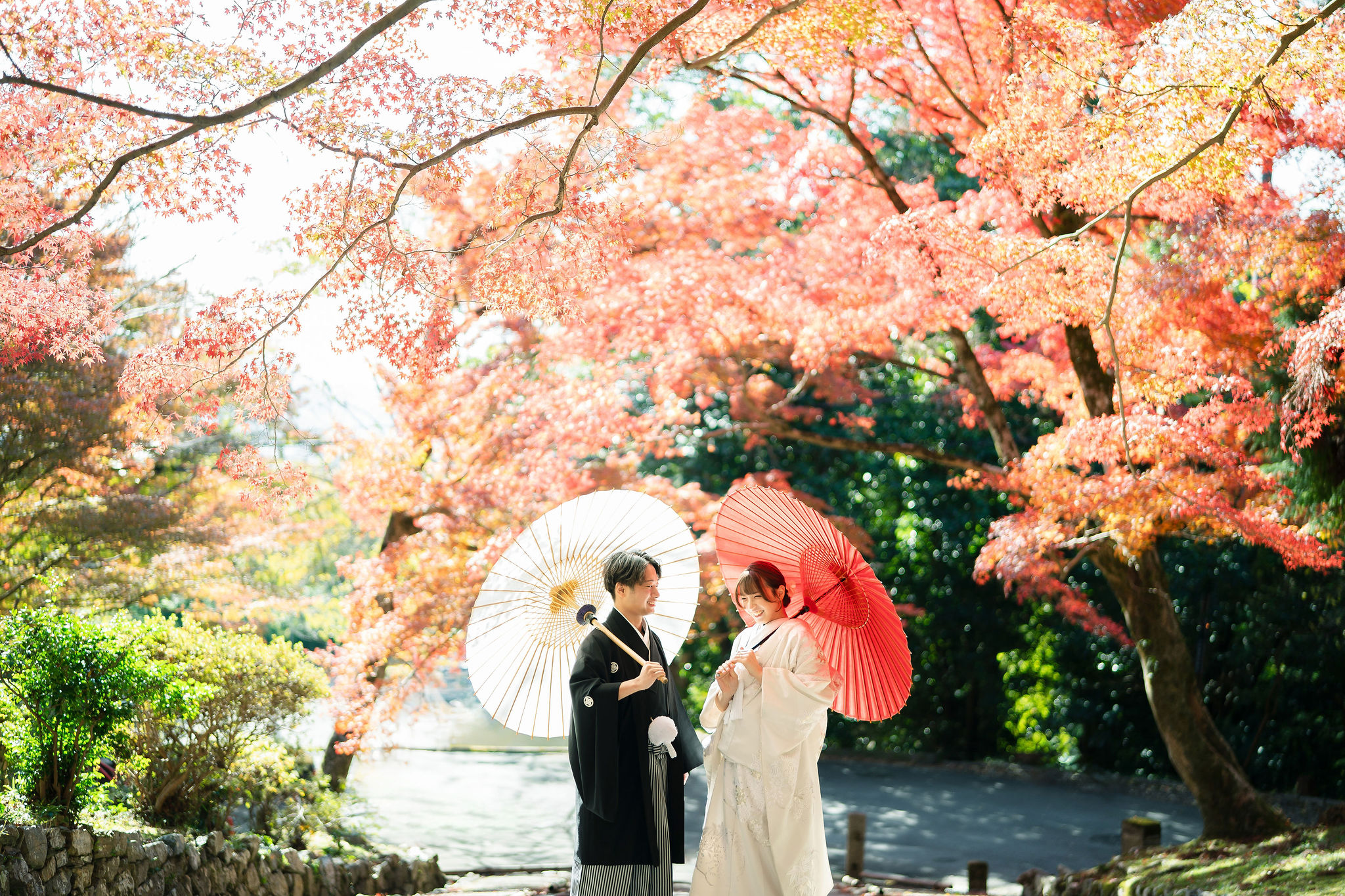 秋の毘沙門堂、紅葉前撮り「和傘と紅葉」