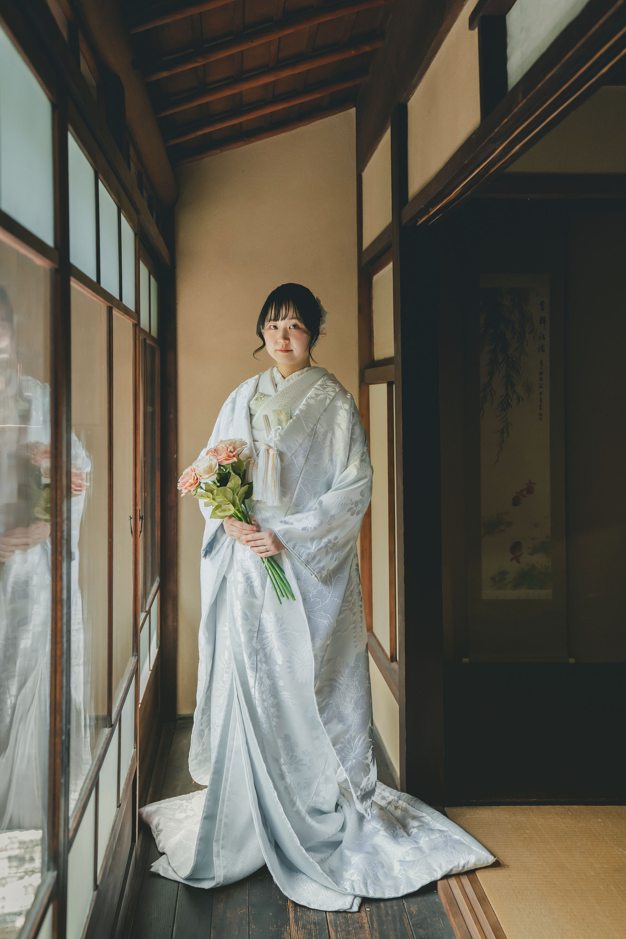窓際に立つ白無垢姿の新婦様