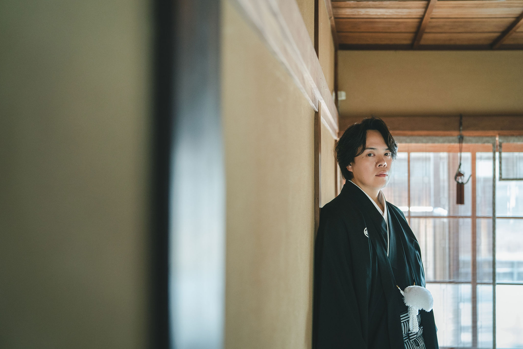 町家でたたずむ新郎様