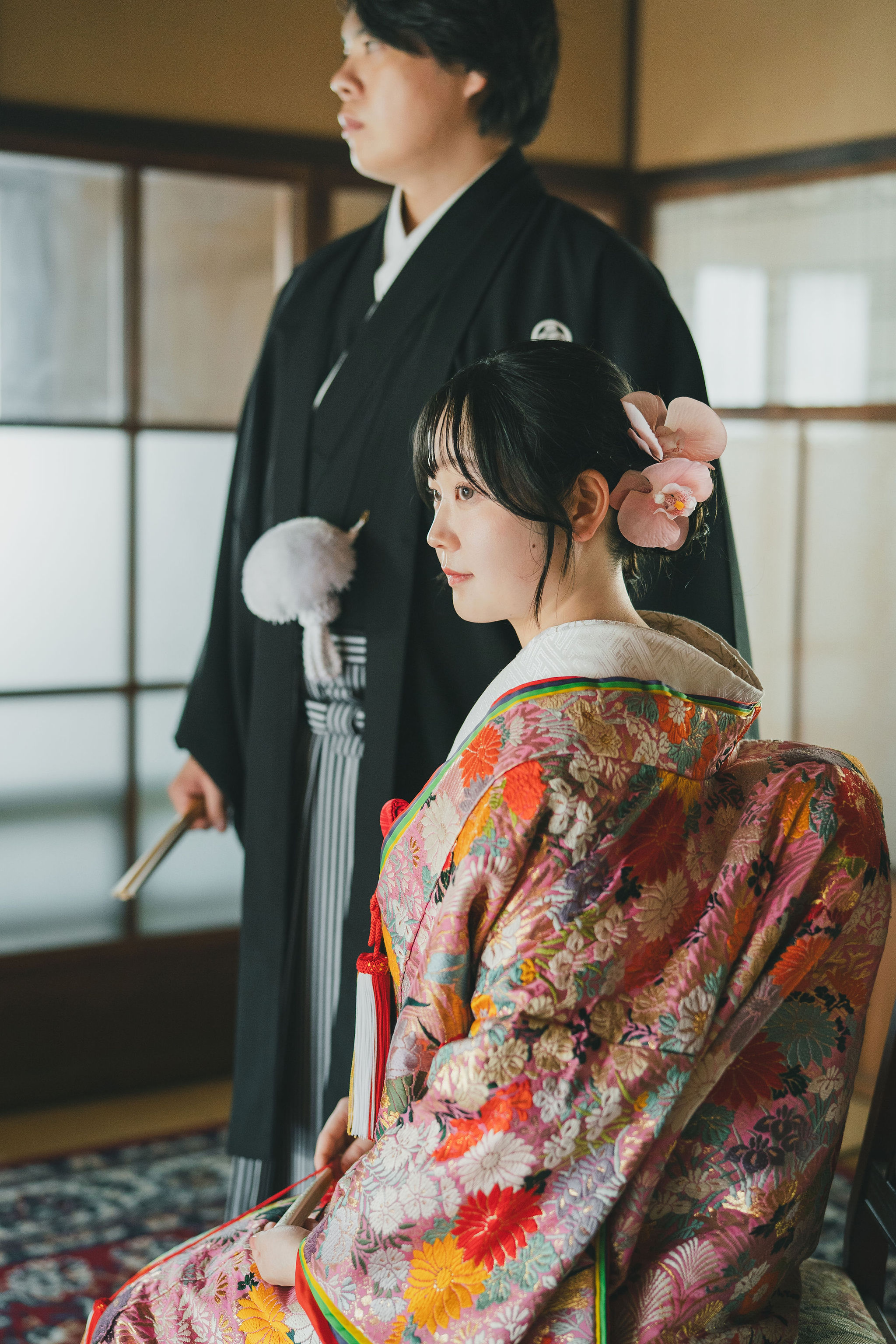 色打掛姿で座る花嫁