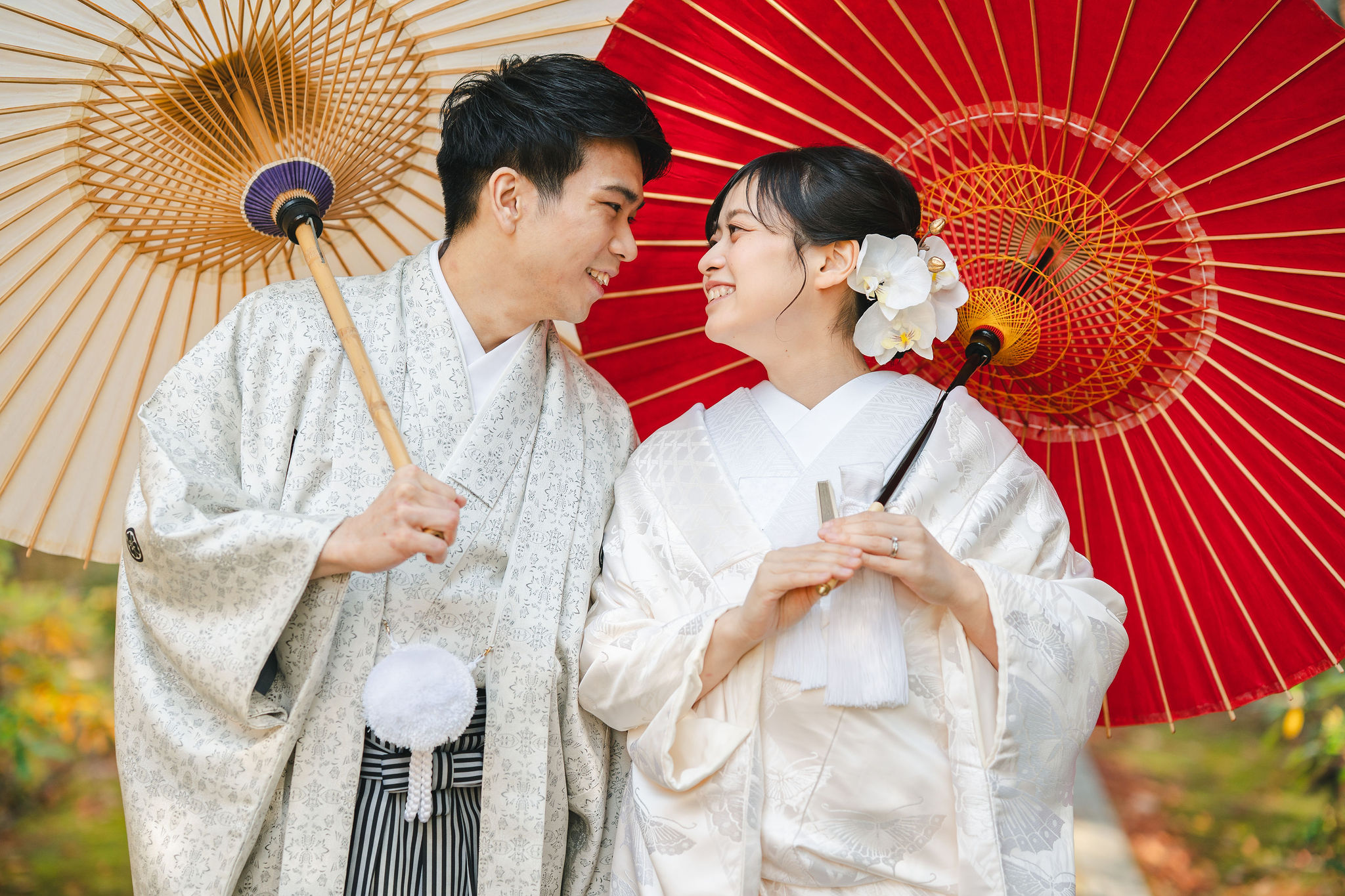 和傘を持った新郎新婦