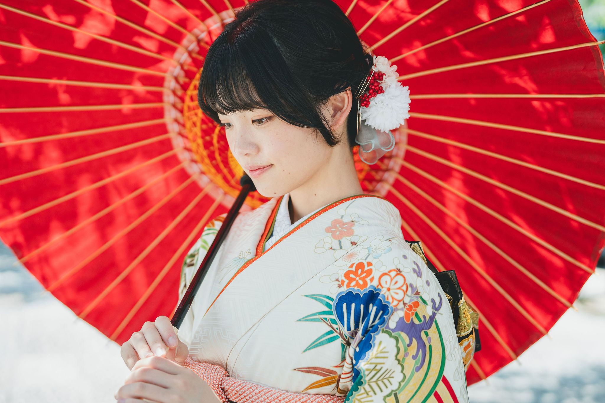 和傘をもった振袖姿の女性
